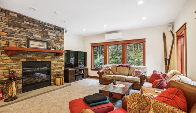 Mountain Brook Lodge a spectacular house, A/C 6 miles from Killington Resort access to Pico Fitness Center and Pool The Killington golf course and Green Mountain National Golf Course are just a few minutes from this location.