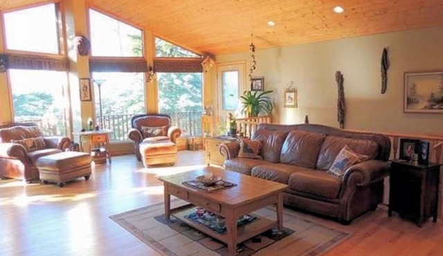 Mountain Chalet | PRIVATE Pool & Hot Tub | 2-min DRIVE to Jasper National Park