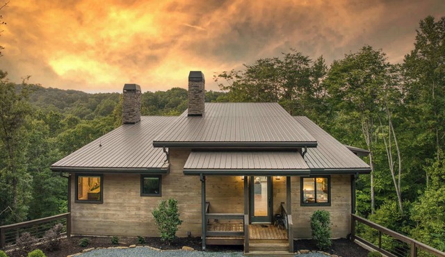 Mountain Dream’n- modern, dog friendly, hot tub