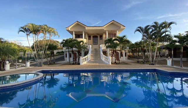 Mountain Estate & 32 miles from beach.