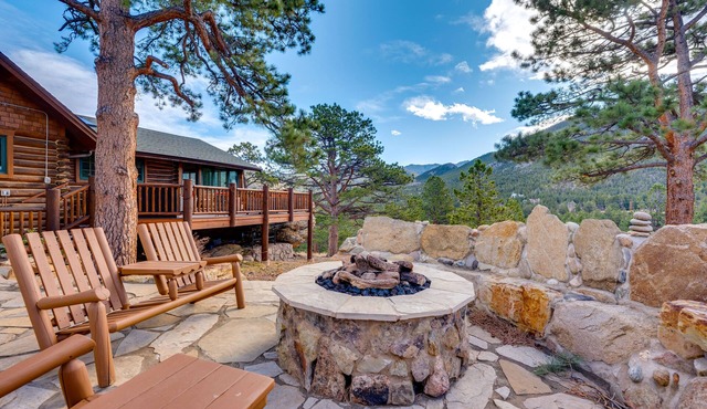 Mountain getaway with separate bunkhouse, deck, & trail access