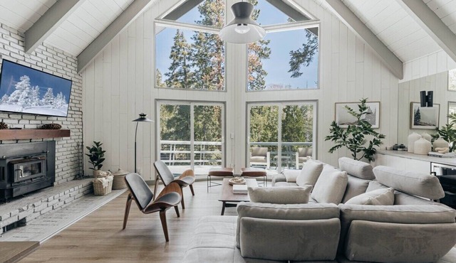 Mountain Hideaway: Panoramic Views + Game Room