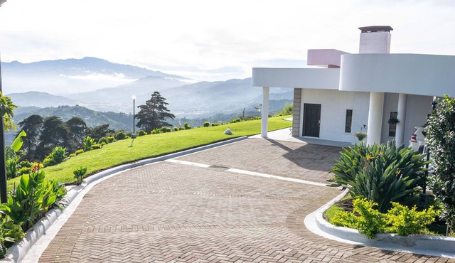 Mountain Home Overlooking The San Jose' Valley