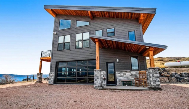 Mountain Lakeside Chalet Near Beaches & Amenities
