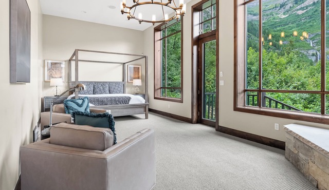Mountain Lodge Overlooking Waterfall - Hot Tub, 5 bedroom, Unbelievable Views!