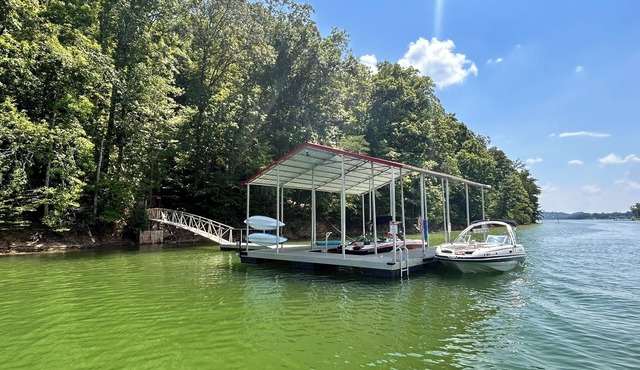 Mountain Log Cabin-Private Dock-Fire-Pit-Amazing View-Hot Tub-Game Room-Sauna!
