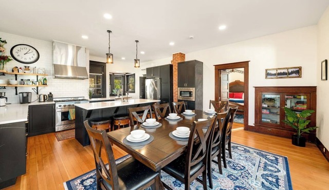 Mountain Manor in Sandy| HotTub |3KingBeds| MtHood