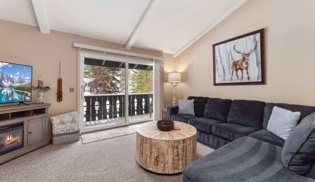 Mountain Pines Chalet: Nestled along Fall River