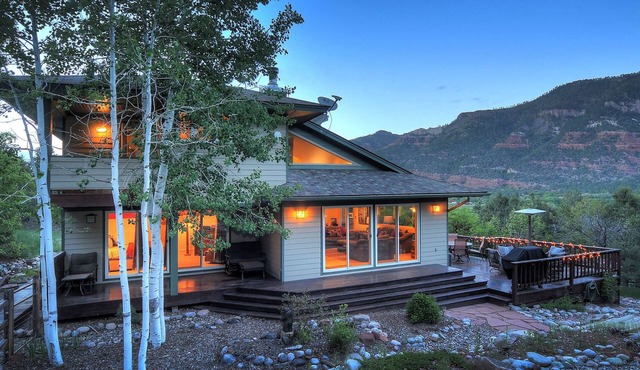 Mountain retreat, epic views, hot tub, decks, game room. A/C, Non-smoking.