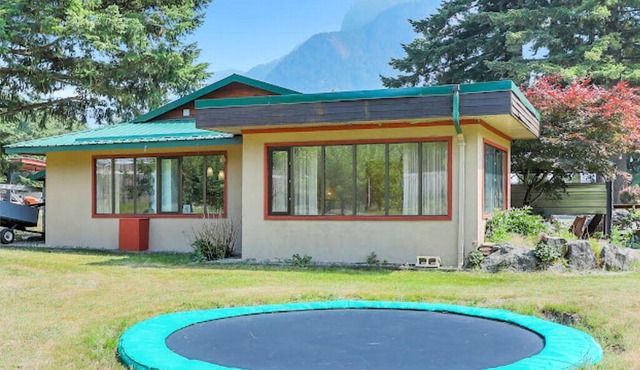 Mountain Side Cabin In Hope! For Families & Parties