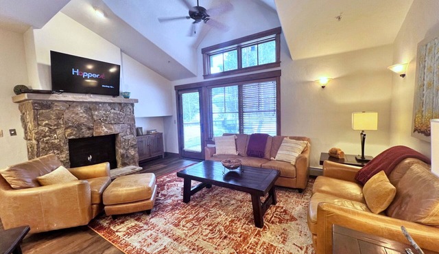 Mountain Thunder Townhome Ski-In Pools Hot Tubs Walk to Main St