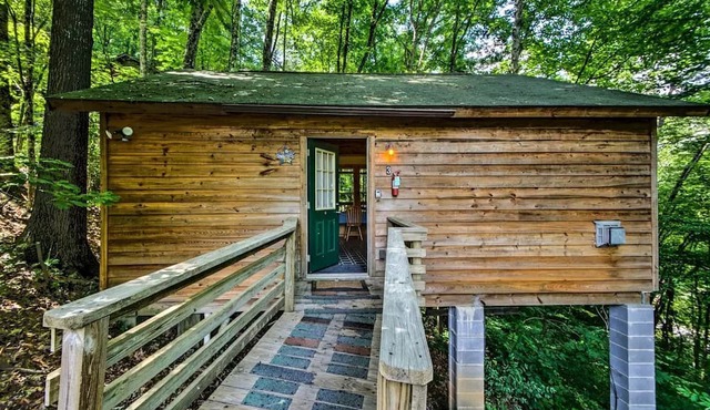 Mountain Tree Getaway on the Nantahala River in Bryson City, North Carolina