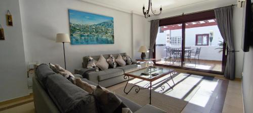 "Mountain View" 2 Bedroom Apartment with Pools Parking