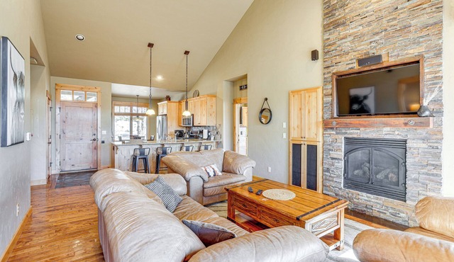 Mountain-View Cabin Near Trails in Powell Butte!