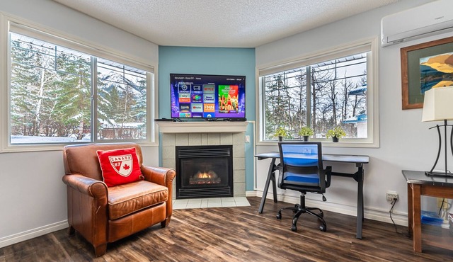 Mountain View Cozy 2-Storey Chalet, 2 BR , 1.5 BTH, Hot Tub, BBQ