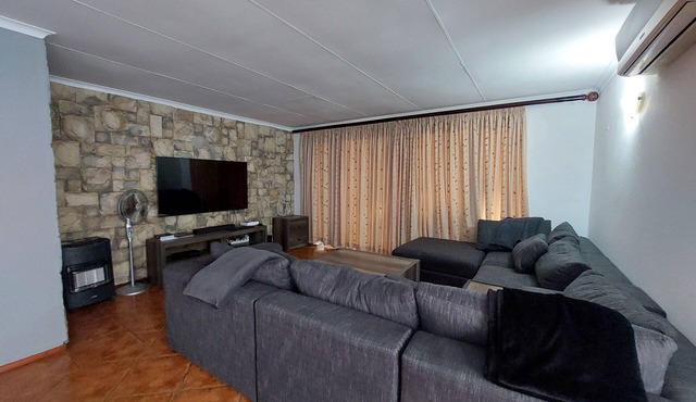 Mountain View – Comfortable, Convenient & Secure House