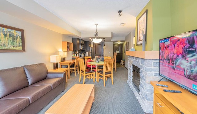 Mountain View Escape - Copperstone 2BR & Hot Tub