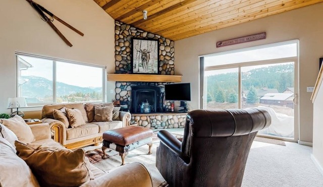 Mountain-view gem with fireplace, garage, washer/dryer & alfresco dining