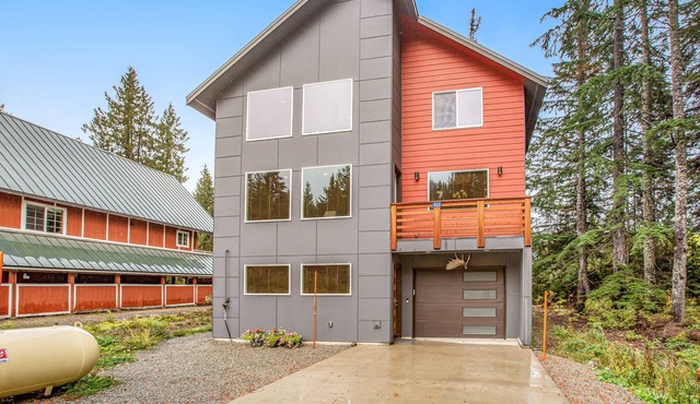 Mountain view home near lifts with fireplace, washer/dryer, balcony & jetted tub