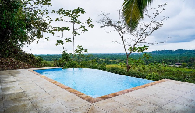 Mountain-view home with private infinity pool & outdoor shower - dog-friendly