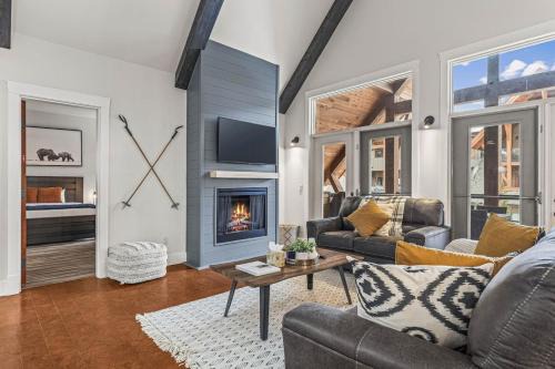 Mountain View Penthouse with Pool and Hot Tub