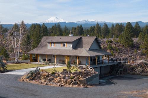 Mountain View Retreat - 3Bed - 25 Bath on 17acres