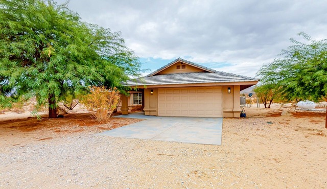 Mountain-view desert retreat with central AC, lanai, & washer/dryer