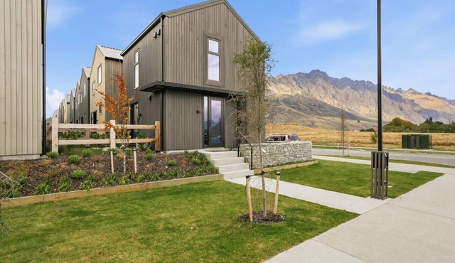 Mountain View Villa - Central, Parking & Views!