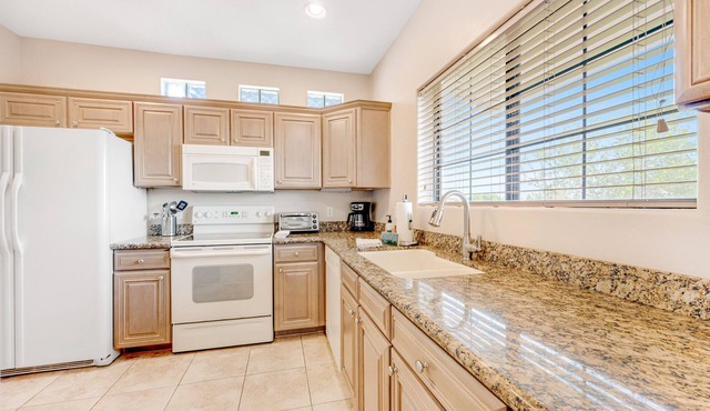 Mountain-view villa - hot tub & heated pool - next to Silverado Golf Course