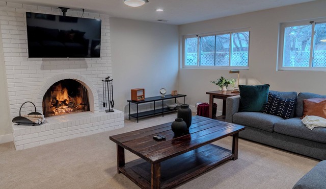 Mountain Views - 7 Min to Both Canyons - Fireplace - Spacious 3 Br - Bball Court