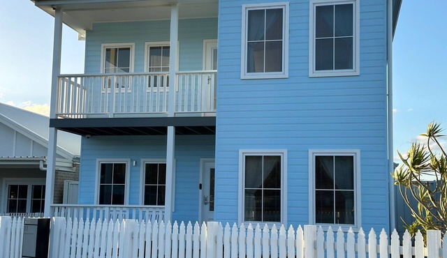 Mountain Views - Front Verandah - Footpath entrance - No traffic - Ground Floor
