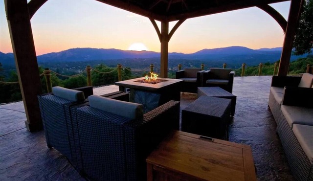 Mountain Views, Sunsets, Heated Endless Pool, Hot Tub, Game Room, Fire Pit