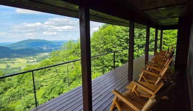Mountain Views & Cooler Days 4BR/3BA w/Mtn Views, Hot Tub, Game Room, & WiFi
