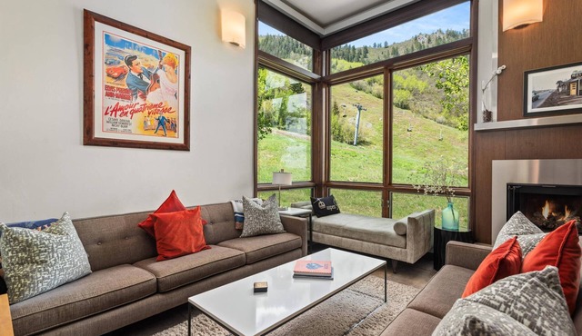 Mountainside Aspen Retreat! Balcony Views, Gas FP, W/D, Pool/Hot Tub & Garage Parking