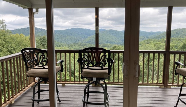 Mountainside Cottage! Great Views, Close to Appalachian Ski Mtn, Free WiFi!