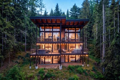 Mountainside House w/Hot Tub, Views & Trails!
