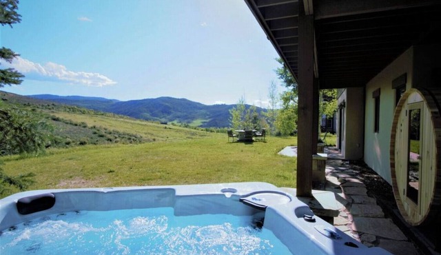 Mountainside Manor! Hot Tub, Sauna, Mountain Views