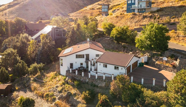 Mountainside Oasis! Views, hot tub, trails & more!