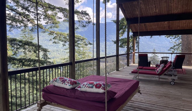 Mountaintop retreat with panoramic views 10 minutes from Cultus Lake.
