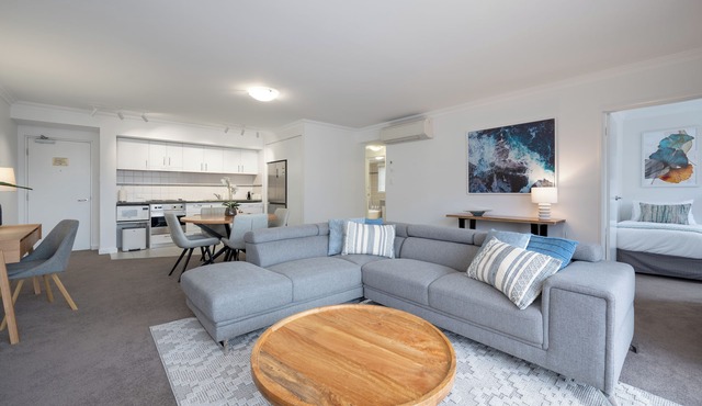 Mounts Bay Stay Two Bedroom Apt. Near Kings Park - Free Parking - Wi-Fi