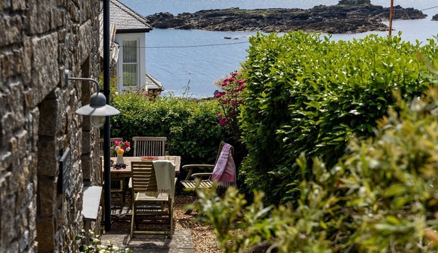 Mousehole Cottage: sea views, parking & close to village centre, dog friendly.