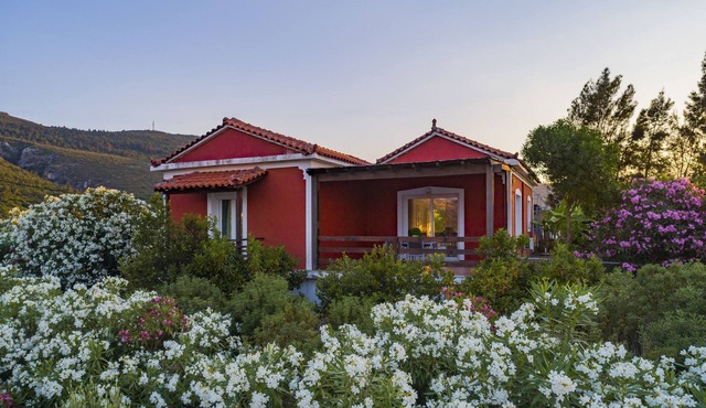 MOUZAKIS VILLA (RED VILLA)