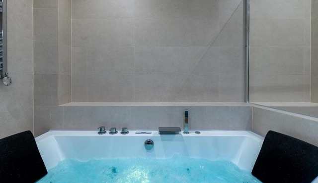 MR24 Sevilla en pareja Jacuzzi Aparcamiento Cargador electrico Buena ubicación