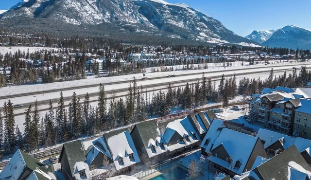 MS135- Sleep 8, 2BD, 2BT, Pool, Hot Tub, Coin Laundry, Parking Canmore Townhome