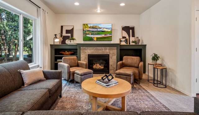 Mt. Bachelor Retreat! Hot tub, game room, family suite - great for large groups!