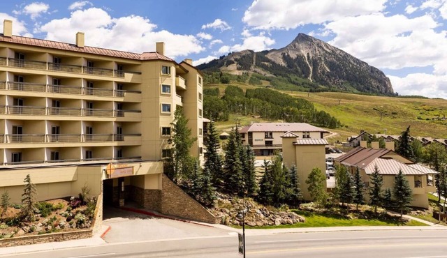 Mt. Crested Butte Stay + Skiing. Dining. Spa.