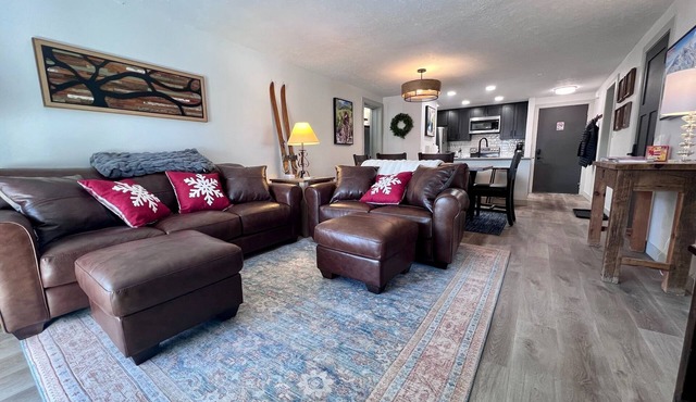 Mt. Crested Butte first-floor condo - Pool & Hot Tub - Walk or bus to ski base