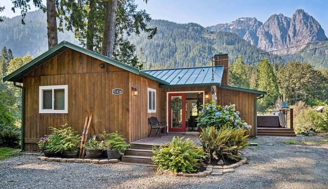 Mt. Index Riverside with hot tub, wifi, grill, fireplace and more!