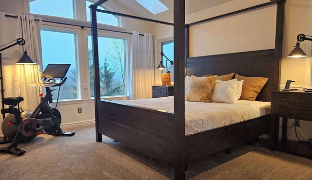 Mt View Private Bedroom Suite w Hot Tub and Arcade