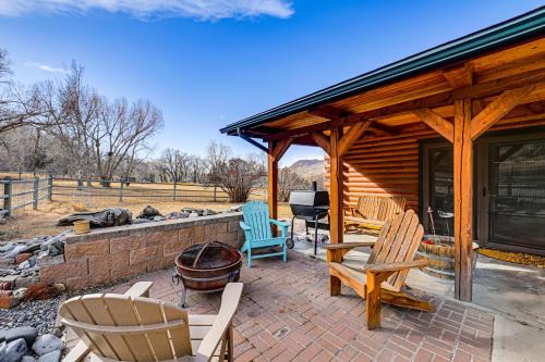 Mtn-View Deck & Fire Pit! 2-Cabin Retreat in Cody